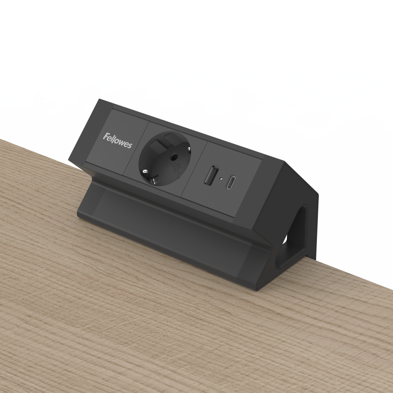Zwarte stroomunit, iopgebouwd op bureaublad met een stroompunt en USB-A/C poort